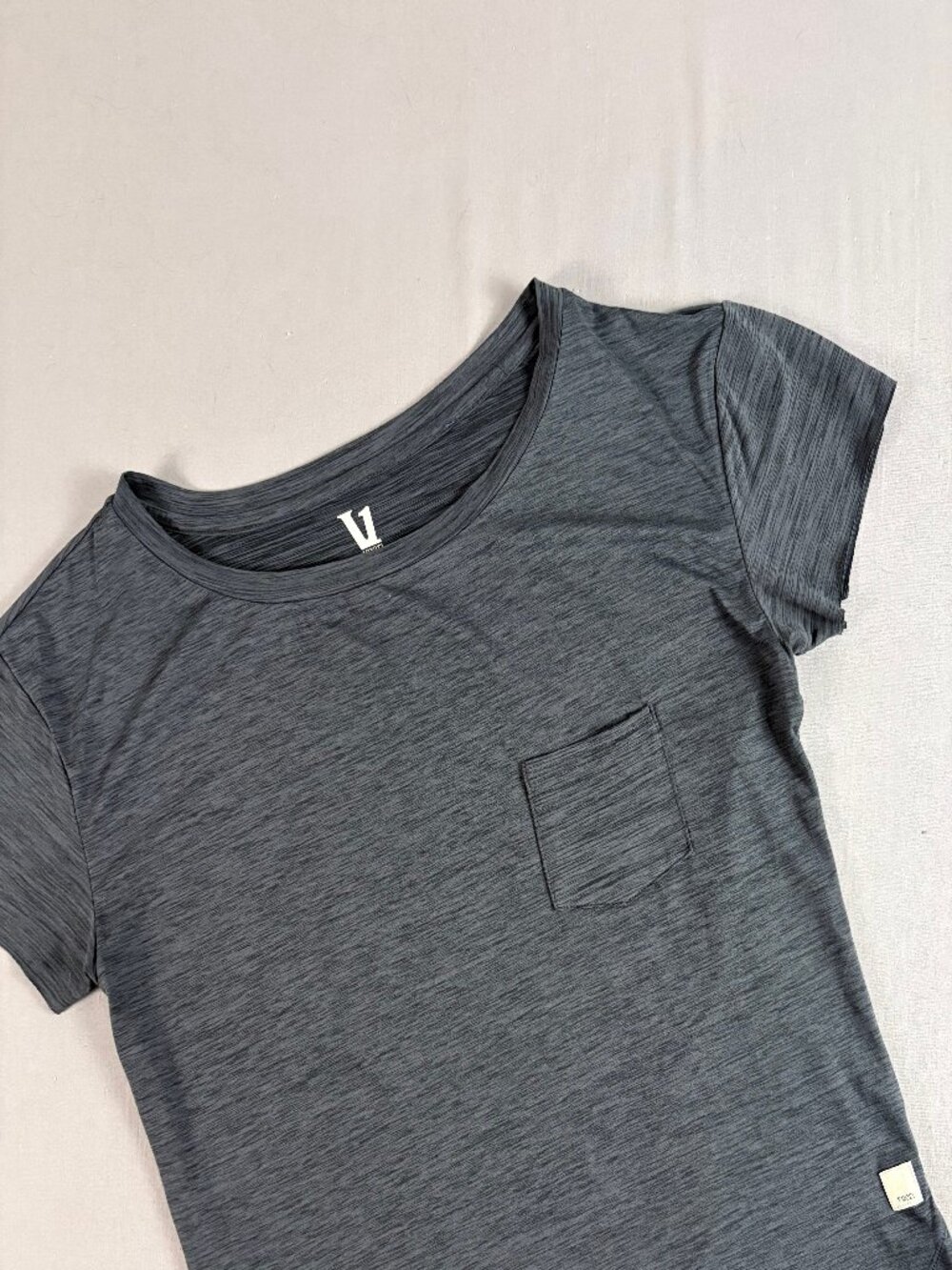 Vuori Rise & Shine Pocket Tee Charcoal Gray Raw Edge Size S